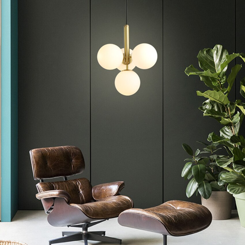 Suspension design laiton 4 sphères verre blanc chic élégant moderne
