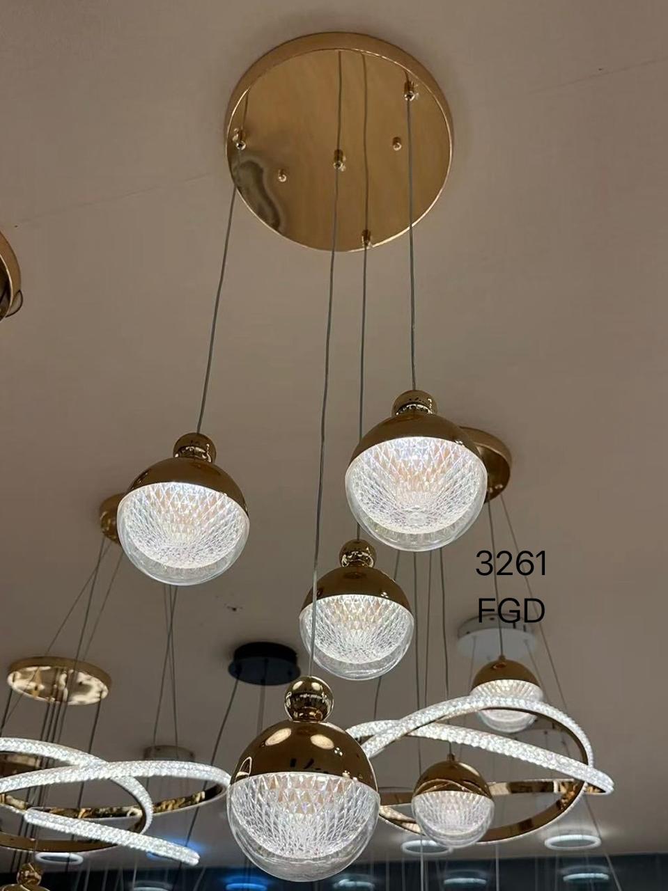 Suspension "Nourane" – Cascade de Boules Cristal Dorées