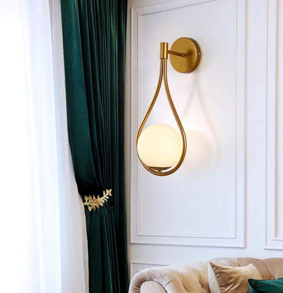 Applique Murale Dorée Élégante avec Boule de Verre Blanche Design Moderne