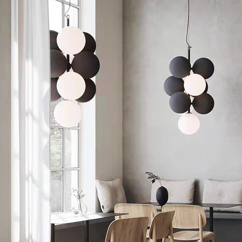 Suspension Moderne Sphères Noires et Blanches "Orbite Chic"