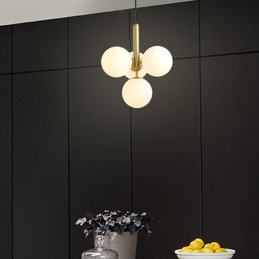 Suspension design laiton 4 sphères verre blanc chic élégant moderne