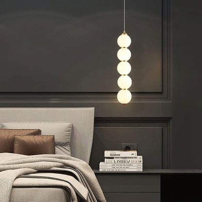 Suspension élégante multi-boules blanches motif doré chic design moderne