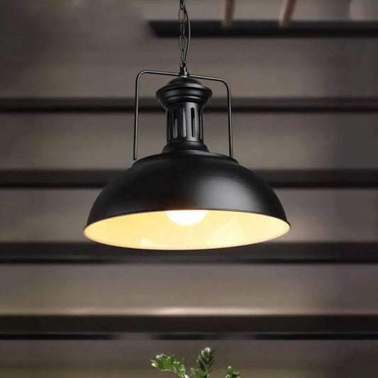 Suspension Industrielle en Métal Noir - Style Rétro et Éclairage Ambiant