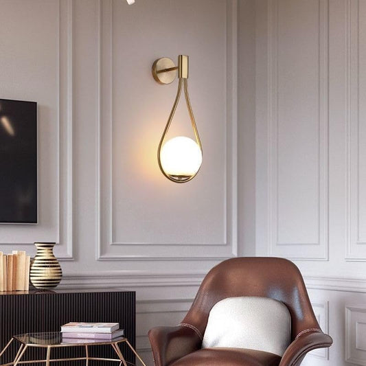 Applique Murale Dorée Élégante avec Boule de Verre Blanche Design Moderne