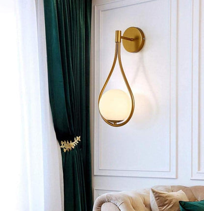 Applique Murale Dorée Élégante avec Boule de Verre Blanche Design Moderne