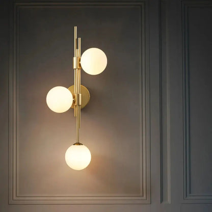 Applique Murale à Trois Globes en Verre avec Structure Dorée - Concept Darna