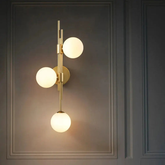Applique Murale à Trois Globes en Verre avec Structure Dorée - Concept Darna