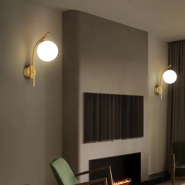 Applique Murale Contemporaine avec Globe en Verre et Finition Laiton - Concept Darna