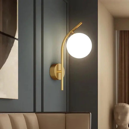 Applique Murale Contemporaine avec Globe en Verre et Finition Laiton - Concept Darna