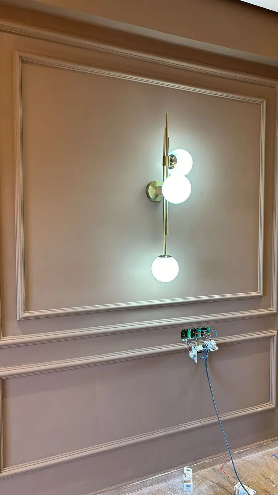 Applique Murale à Trois Globes en Verre avec Structure Dorée - Concept Darna