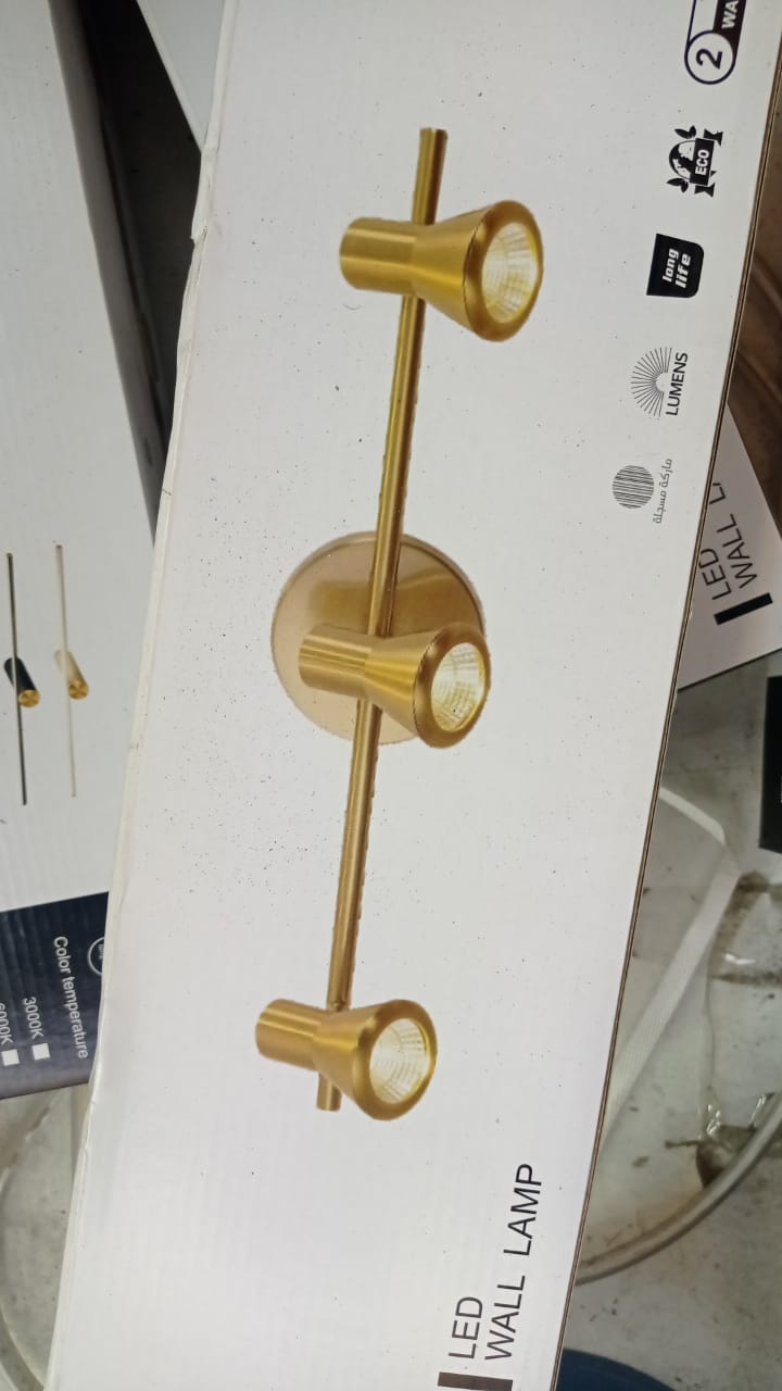 Applique murale STUDIO design doré à trois spots réglables modernes