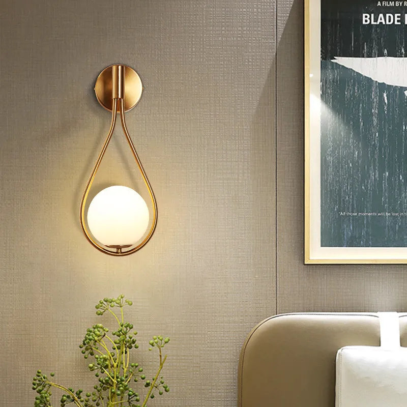 Applique Murale Dorée Élégante avec Boule de Verre Blanche Design Moderne