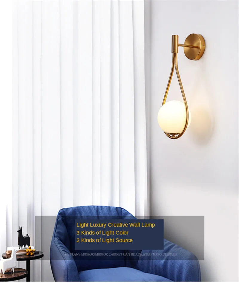 Applique Murale Dorée Élégante avec Boule de Verre Blanche Design Moderne