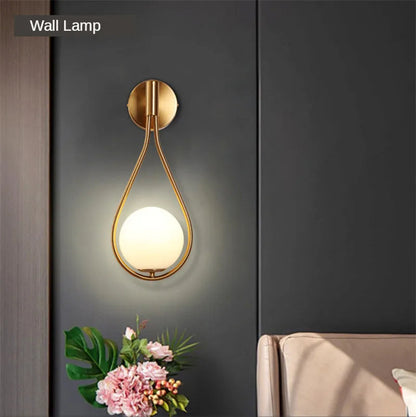 Applique Murale Dorée Élégante avec Boule de Verre Blanche Design Moderne