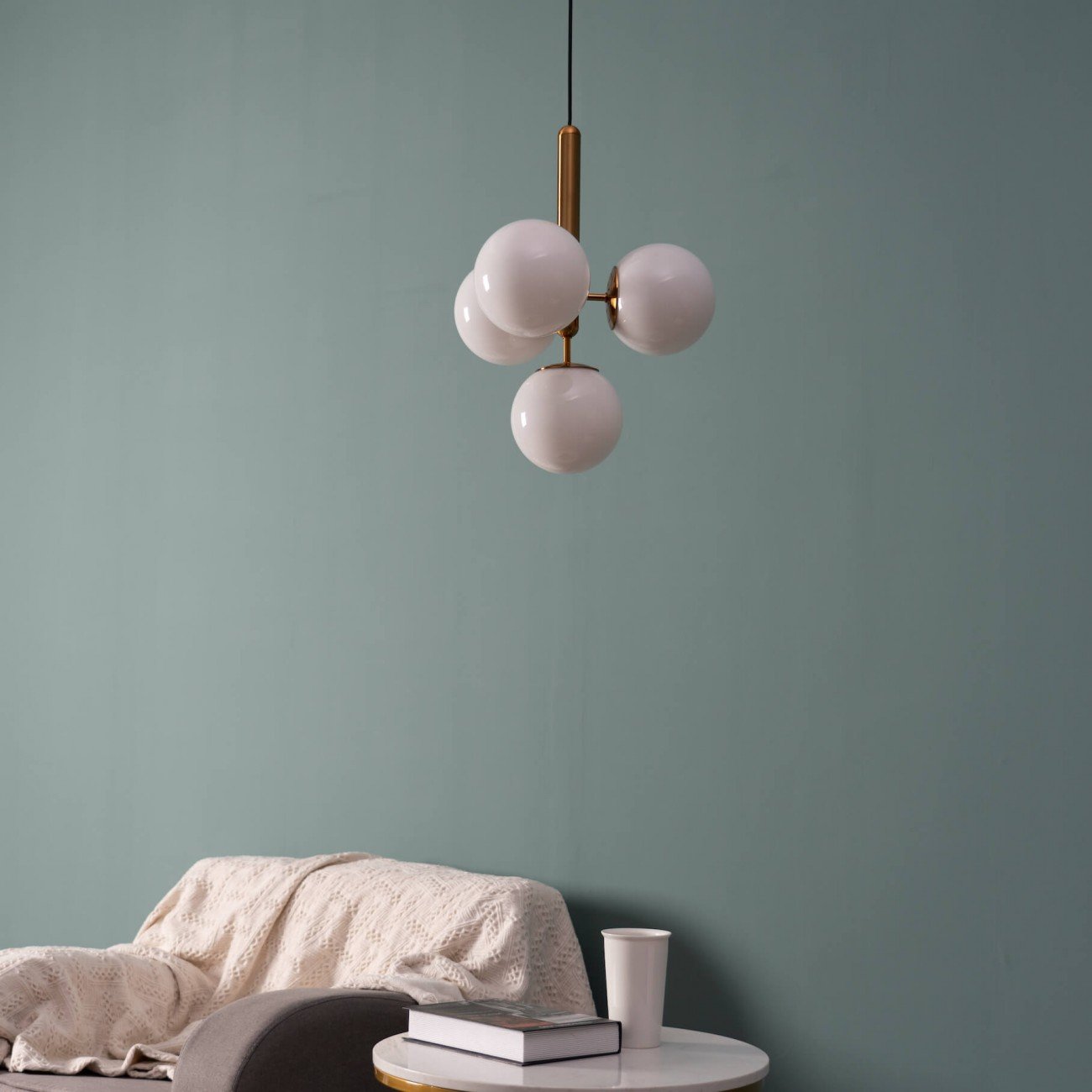 Suspension design laiton 4 sphères verre blanc chic élégant moderne
