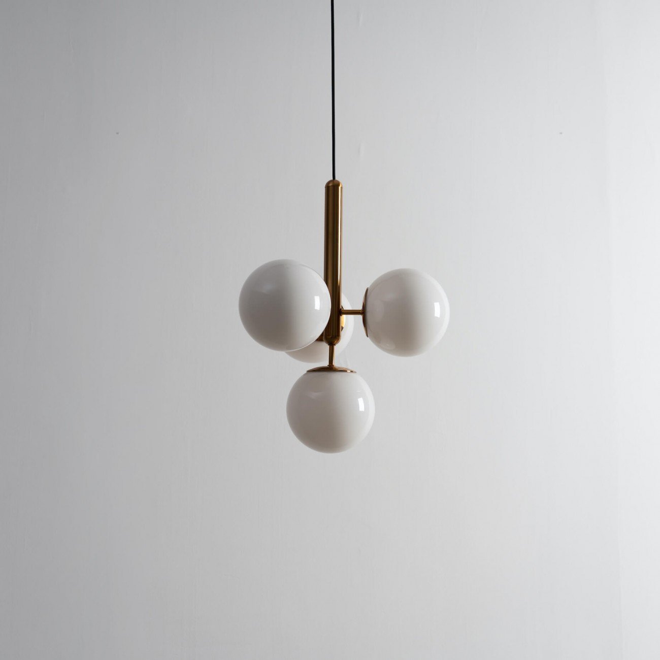 Suspension design laiton 4 sphères verre blanc chic élégant moderne