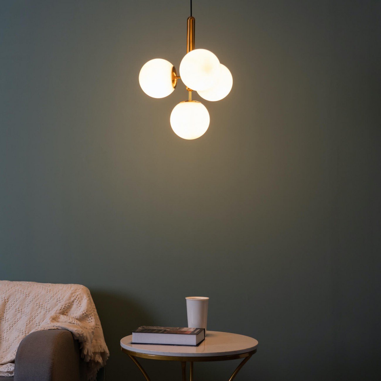 Suspension design laiton 4 sphères verre blanc chic élégant moderne